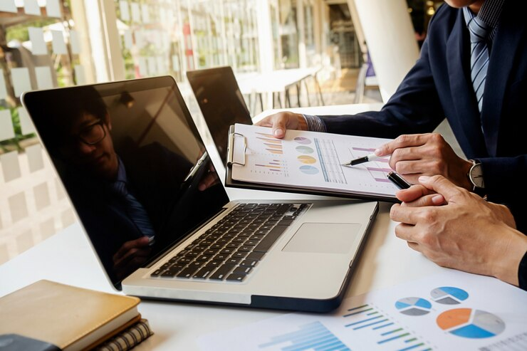 Reunión de negocios con análisis de datos